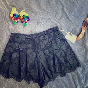 🌟♦️FOREVER 21 LACE SHORTS♦️🌟